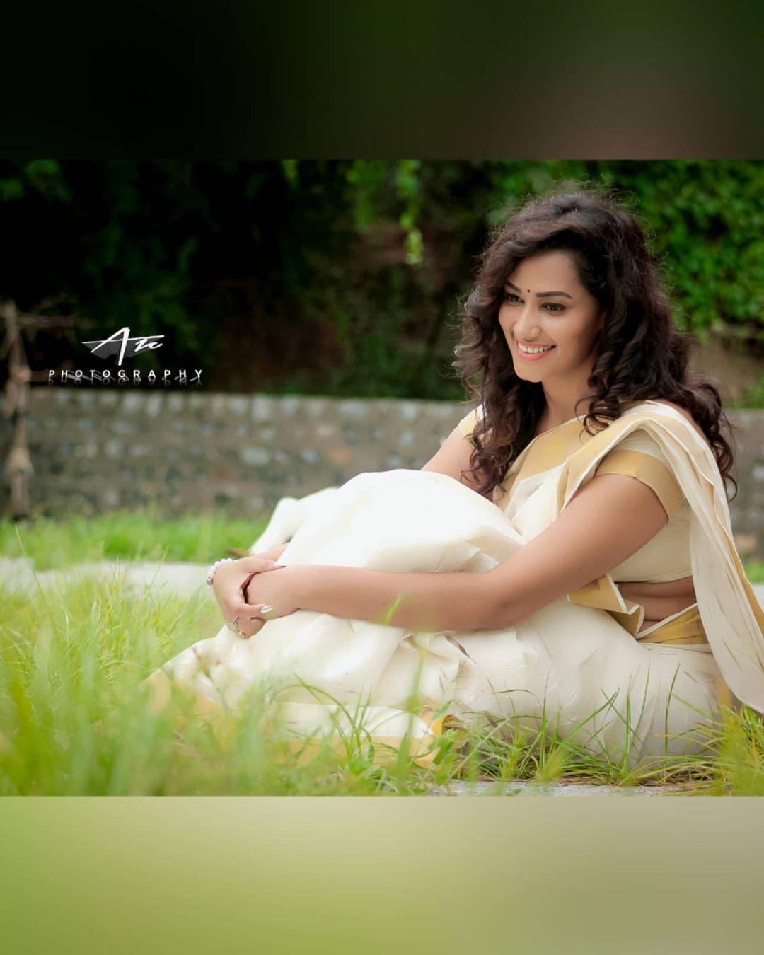 Cute and sexy photoshoot |Sanjana Singh in Kasavu Saree hot and sexy photoshoot