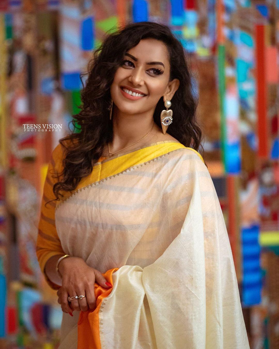 Latest hot and spicy photos gallery | Sanjana Singh in Kerala set saree hot photos gallery