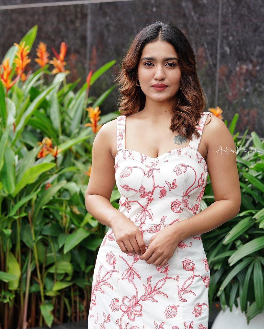 Exclusive very hot photos gallery | Saniya Iyappan looking very glamorous and cute stills
