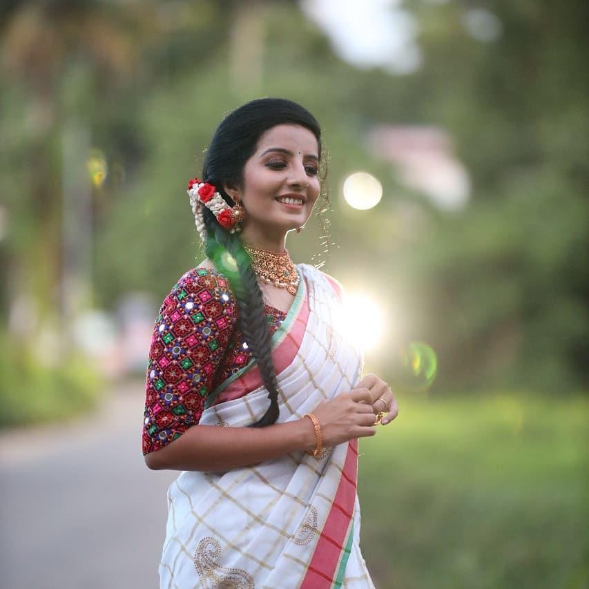 Beautiful and glamorous photos | Sonu Anna Jacob in Kasavu Saree hot photos gallery