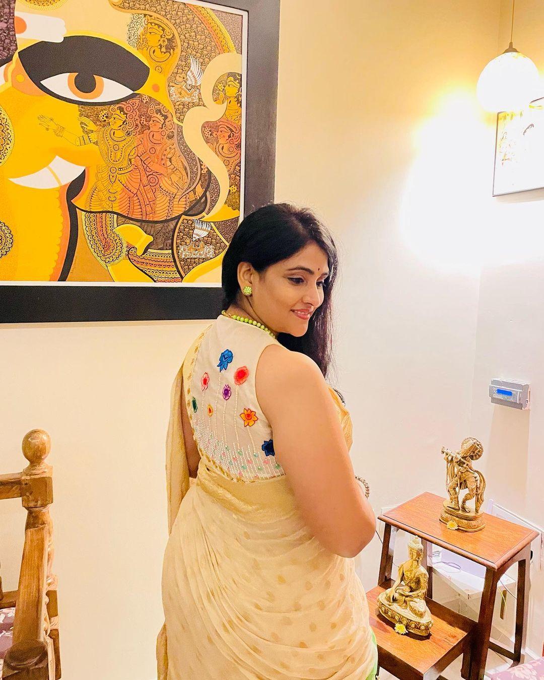 Beautiful and sexy photos | Gayatri Bhargavi in sleeveless blouse and saree hot photos gallery