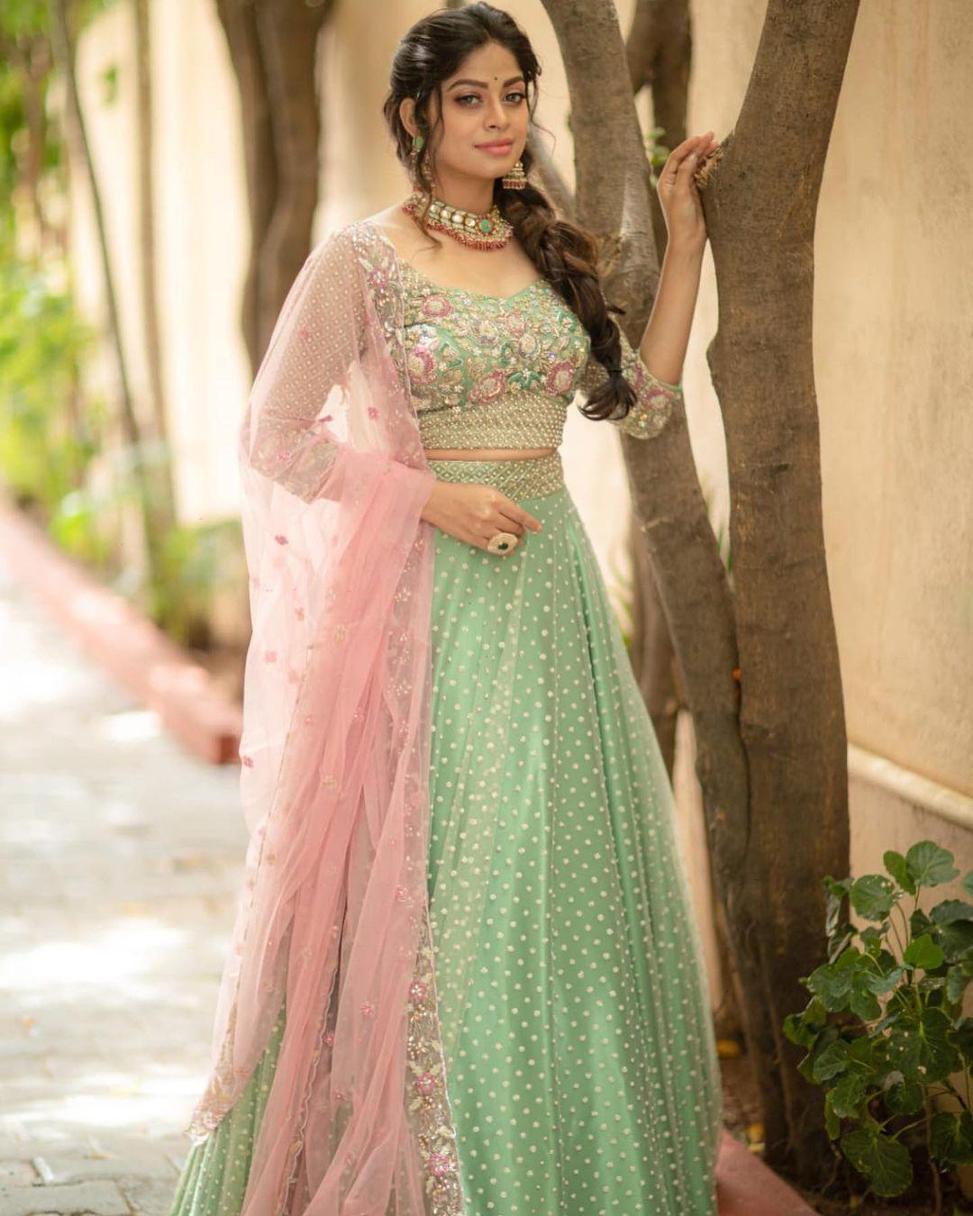 Beautiful and sexy stills | Dharshana Asokan looking very glamorous and cute stills