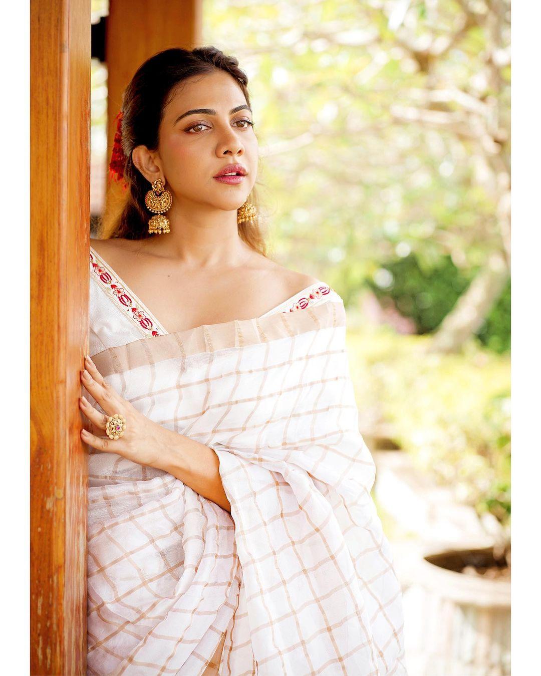 Beautiful and sexy stills | Madonna Sebastian exposing Cleavage in saree photos