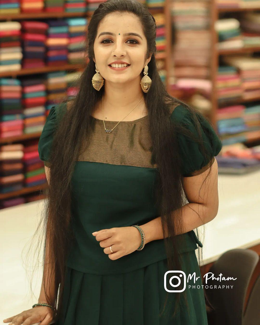 Cute and sexy photoshoot | Sonu Anna Jacob in green pavada and blouse hot photos