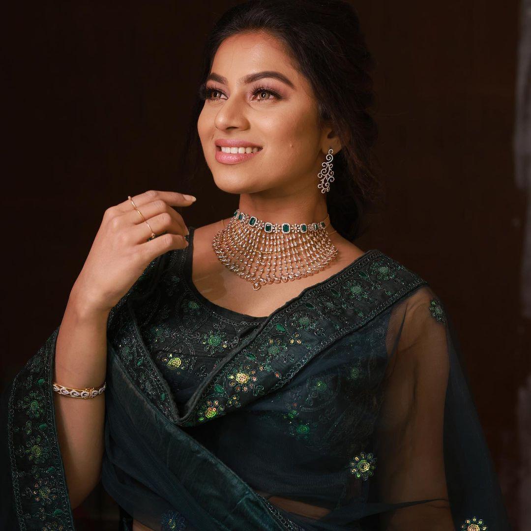 Exposing very hot photos | Delna Davis wearing lehenga hot and sexy photoshoot