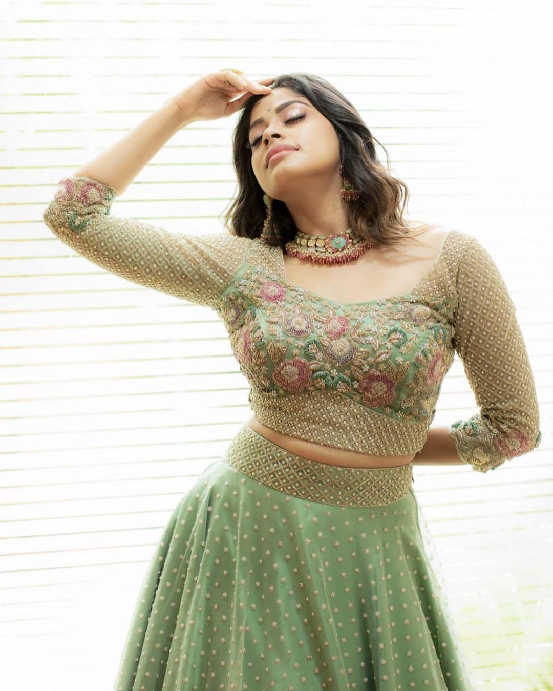 Tamil sexy actress hot photos | Dharshana Asokan looking very glamorous and cute stills