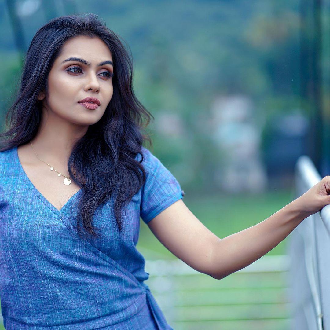 Beautiful and sexy stills | Tanvi Ram in blue dress looking very glamorous photos