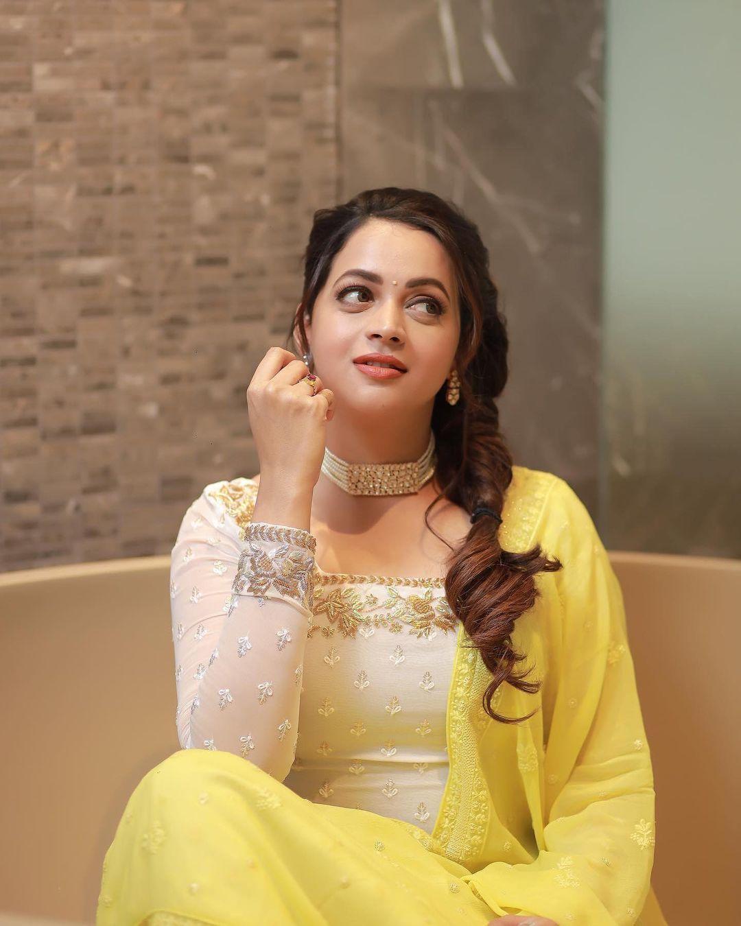 Tamil actress hot photos | Bhavana in yellow churidhar very hot photos gallery