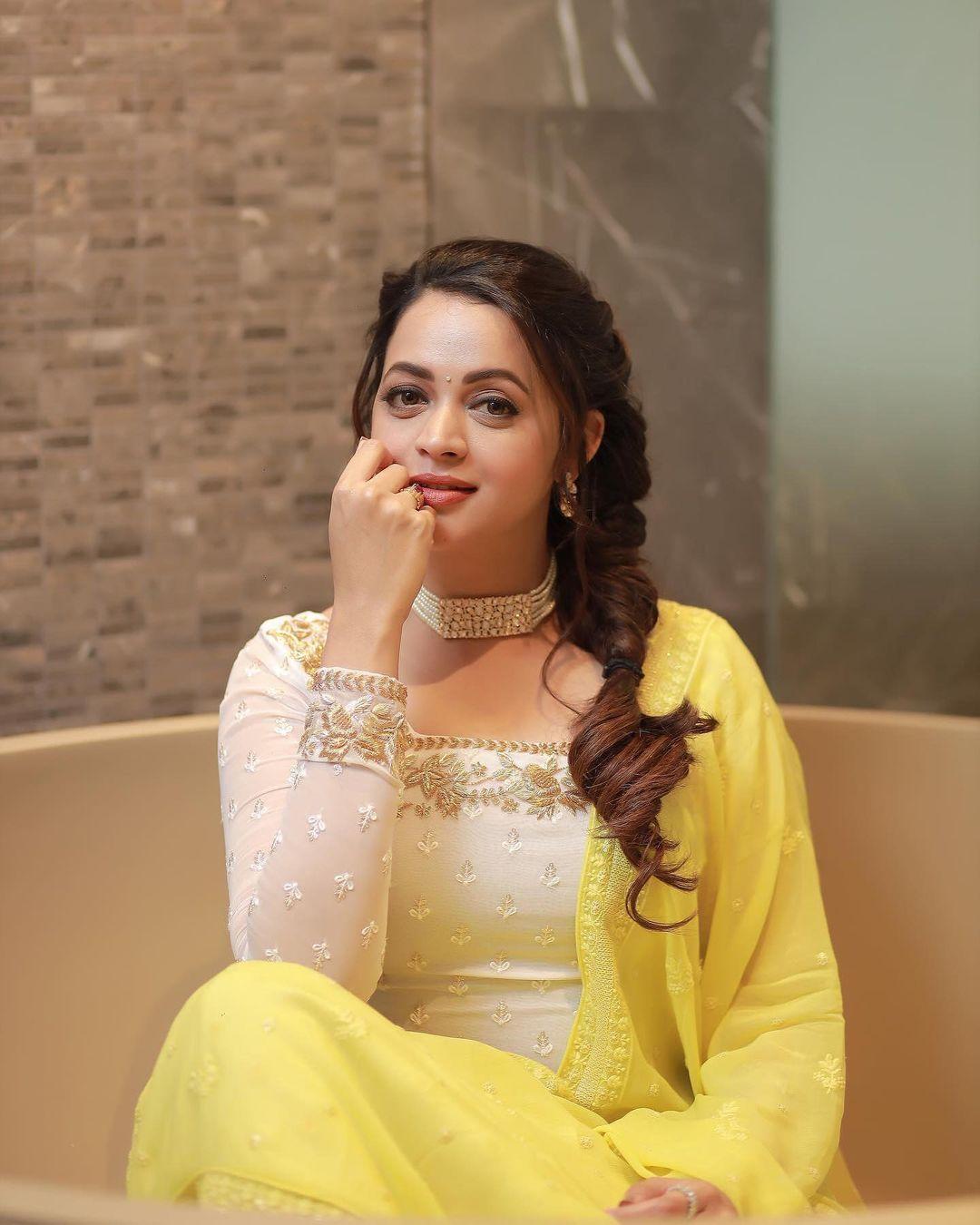 Yellow dress hot photos | Bhavana in yellow churidhar very hot photos gallery