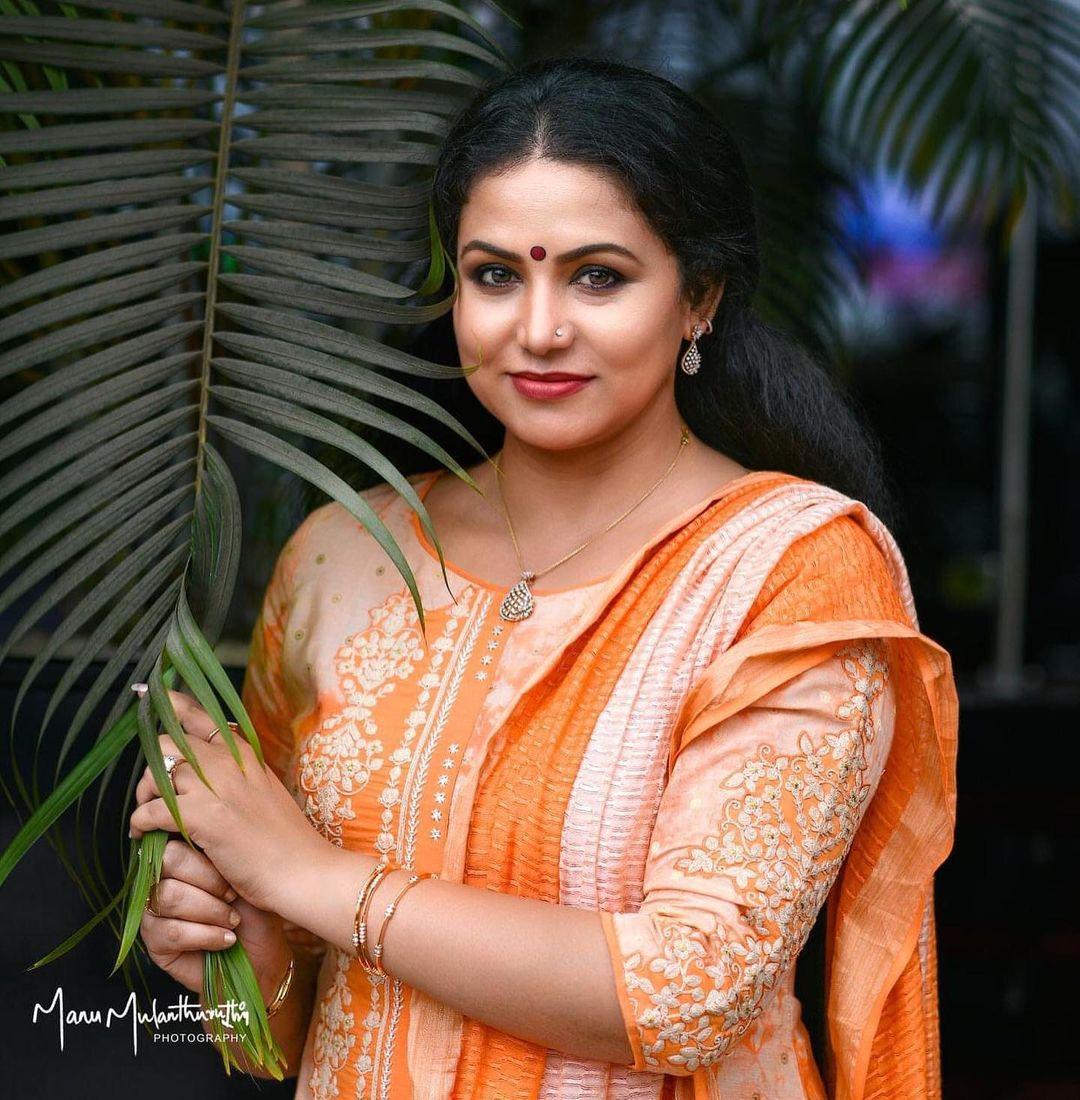 Exposing hot photos gallery | Sheelu abraham looking very glamorous and cute stills