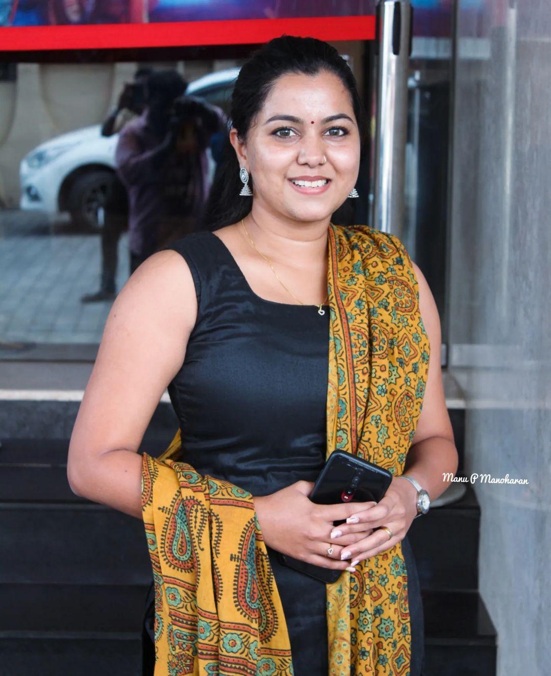 Beautiful and sexy photos | Sruthy Suresh in Palthu Janwar looking very glamorous photos