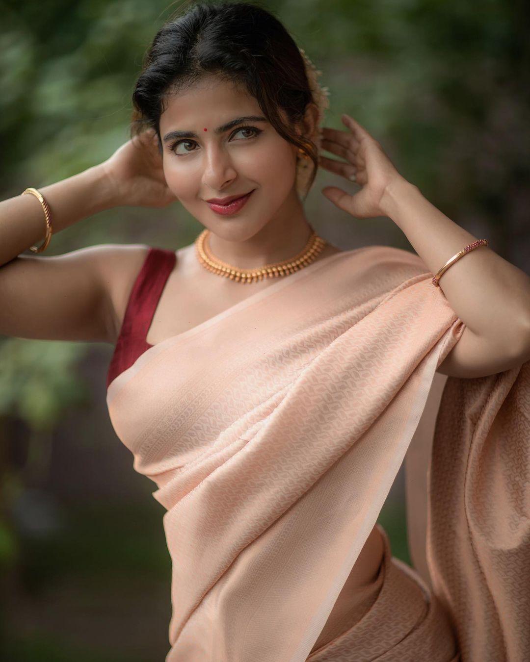Hot and sexy photoshoot | iswarya menon looking very glamorous and sexy photos in saree