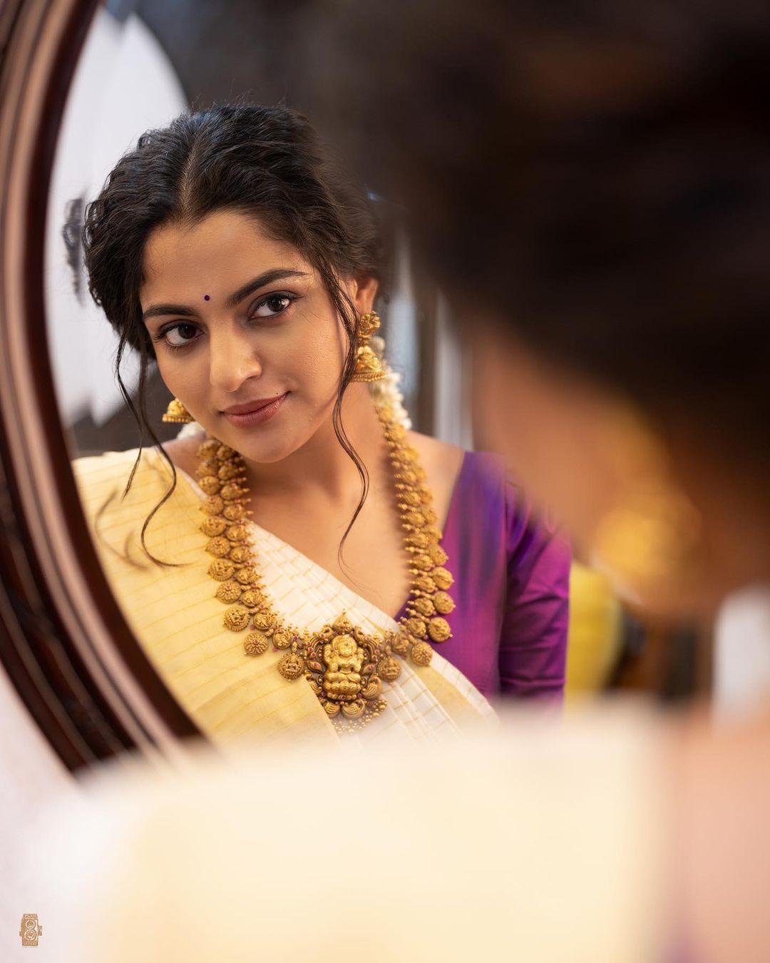 South Indian Actress hot photos | Nikhila Vimal in Kasavu Saree very glamorous and cute stills