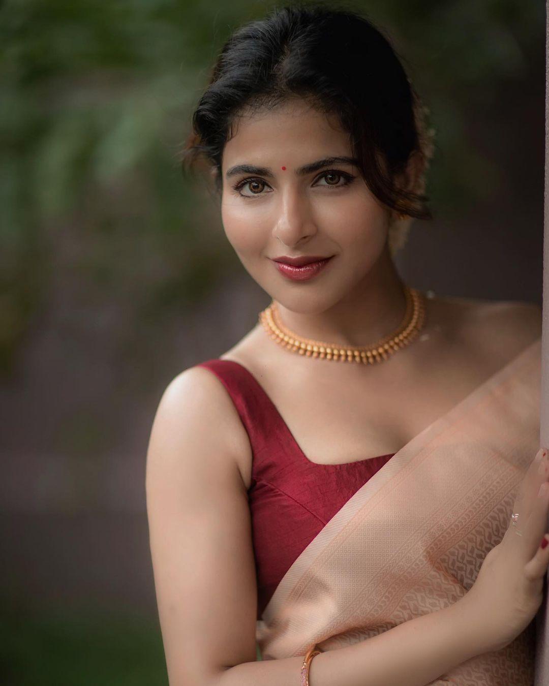 Tamil actress Unseen hot photos | iswarya menon looking very glamorous and sexy photos in saree