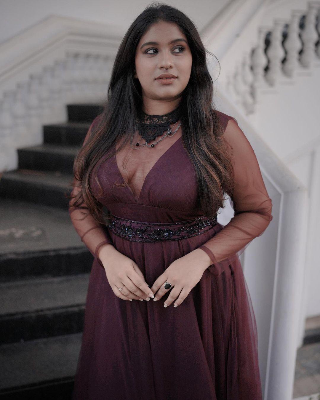 Exposing very hot photos gallery | Radhika radhakrishnan showing cleavage hot photos gallery