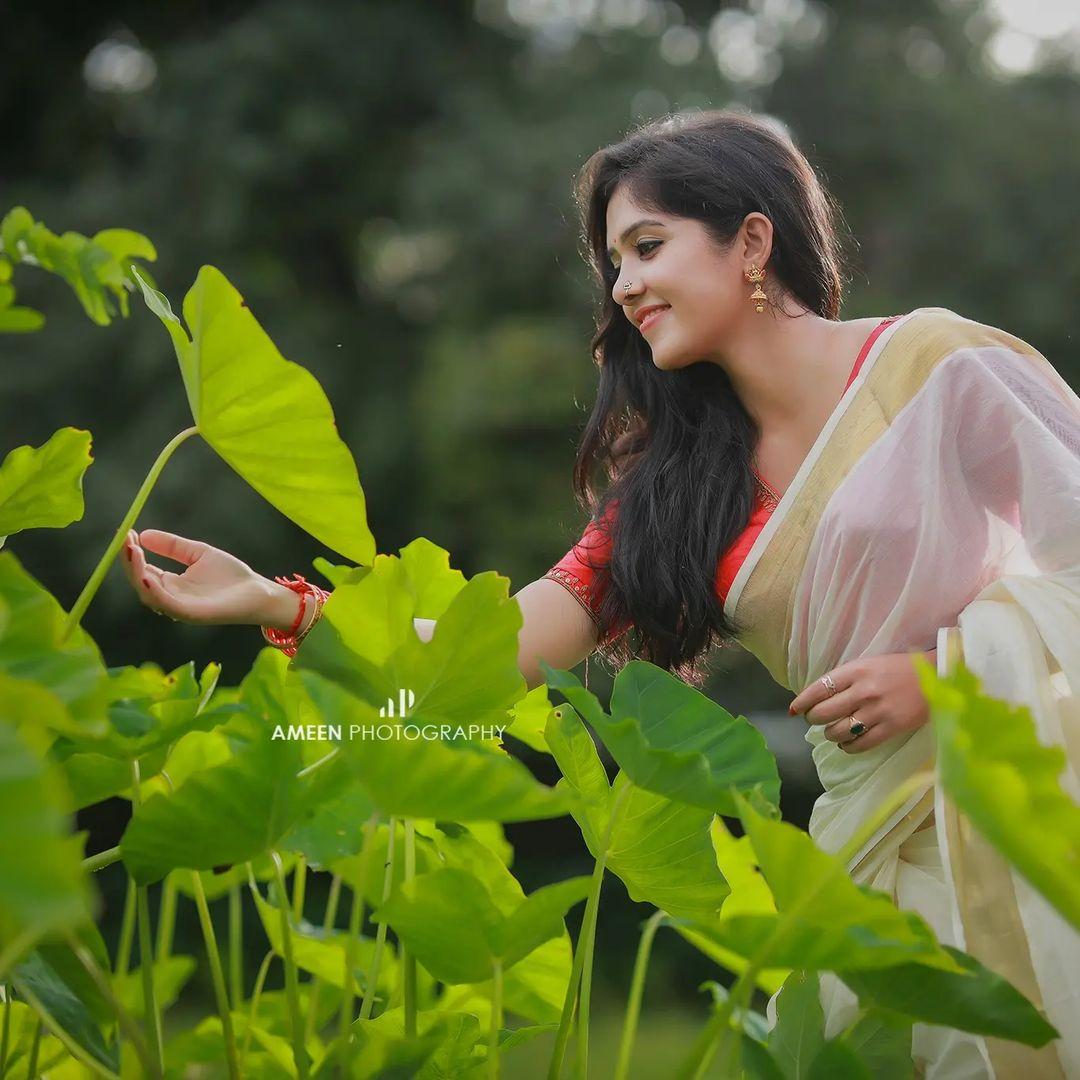 Beautiful and sexy stills | Aadhya Prasad in Kasavu Saree very glamorous and sexy photoshoot