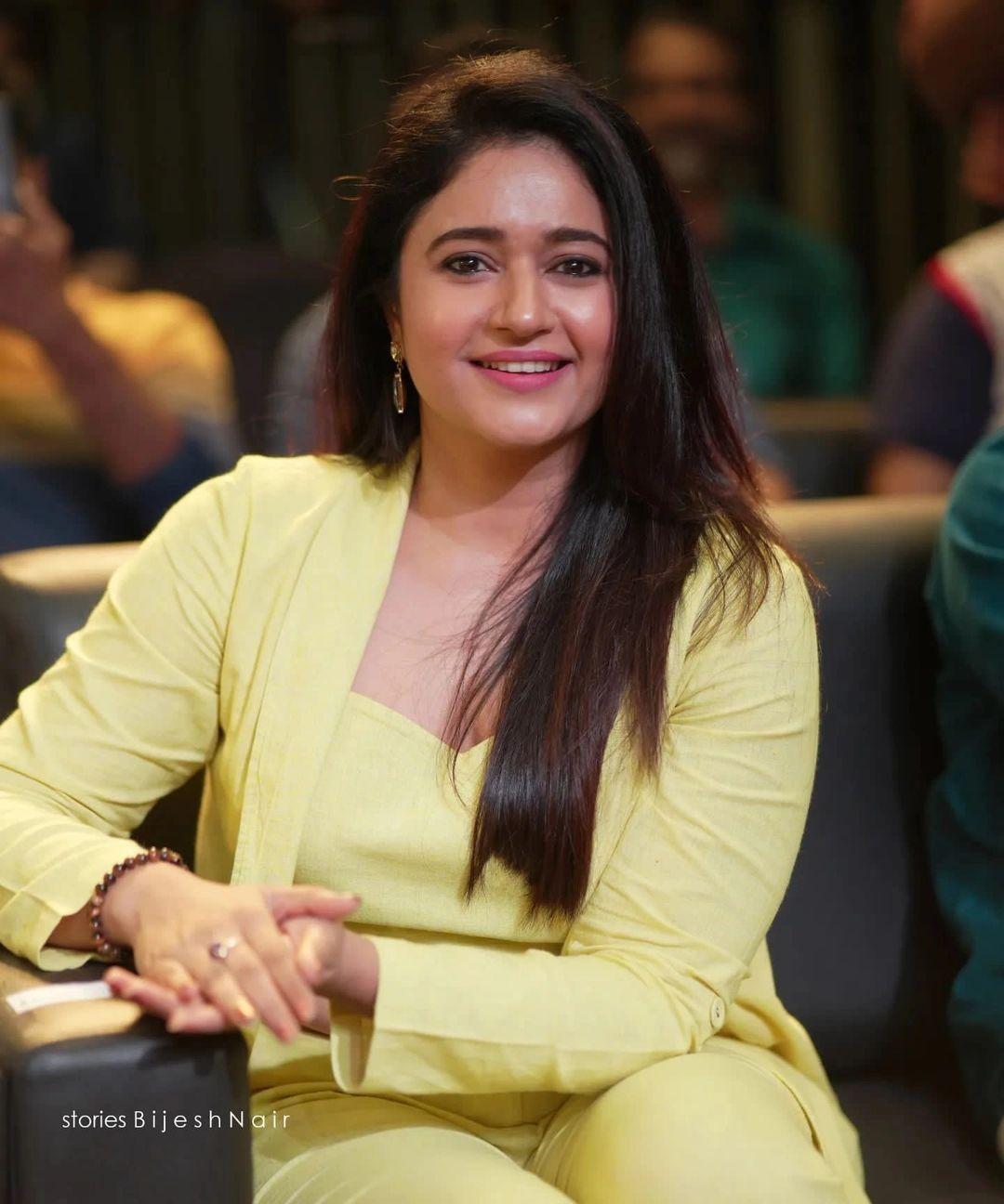 Bollywood actress hot photos | Poonam Bajwa looking very attractive and cute stills