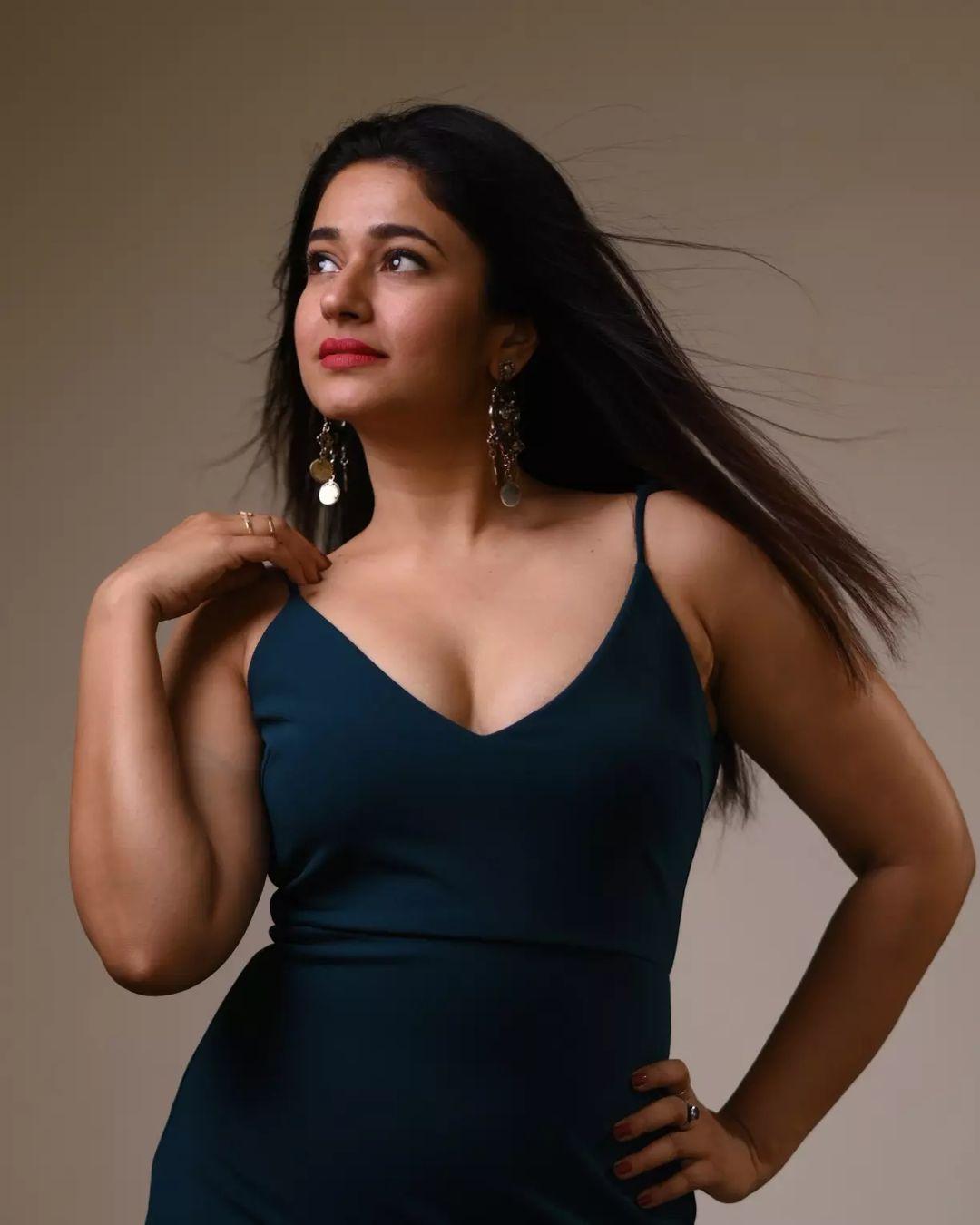 Exposing navel hot photos | Poonam Bajwa exclusive very hot and sexy photos in black dress