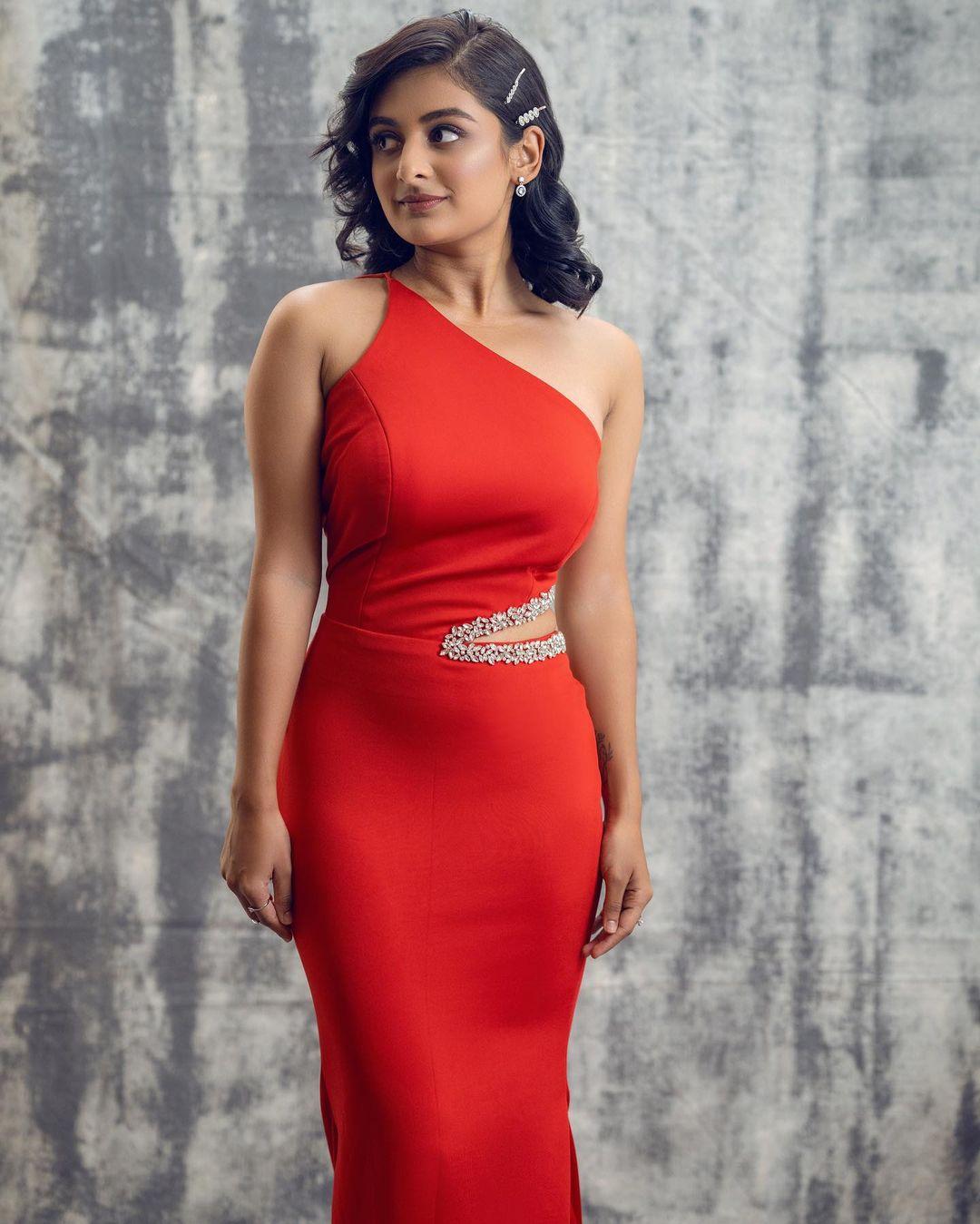 South Indian Actress hot photos | Esther anil exposing very glamorous and sexy photoshoot