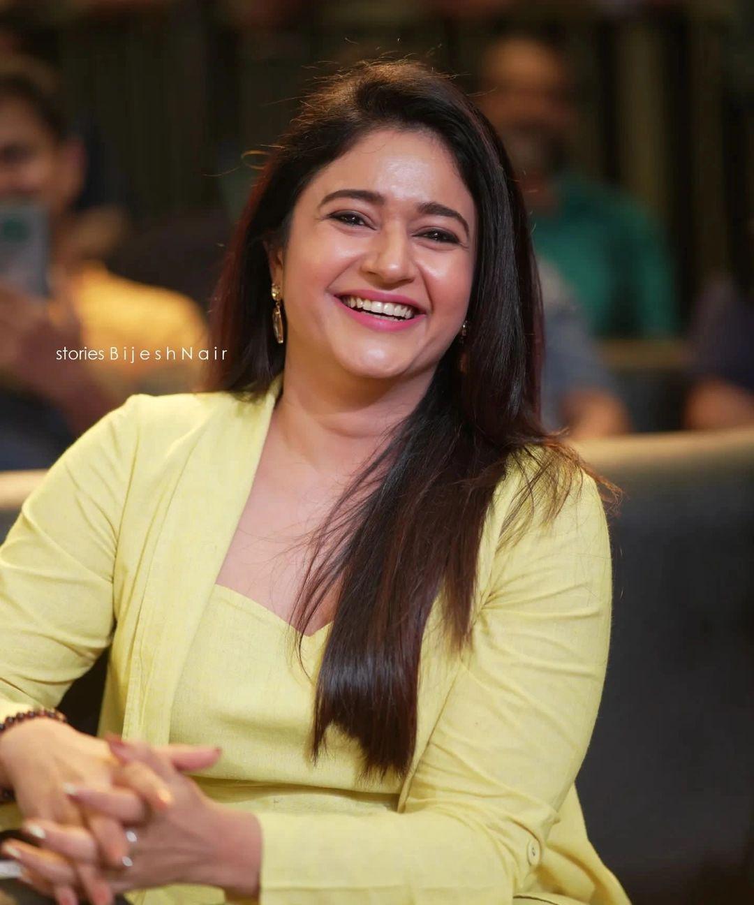 Tamil actress hot photos | Poonam Bajwa looking very attractive and cute stills