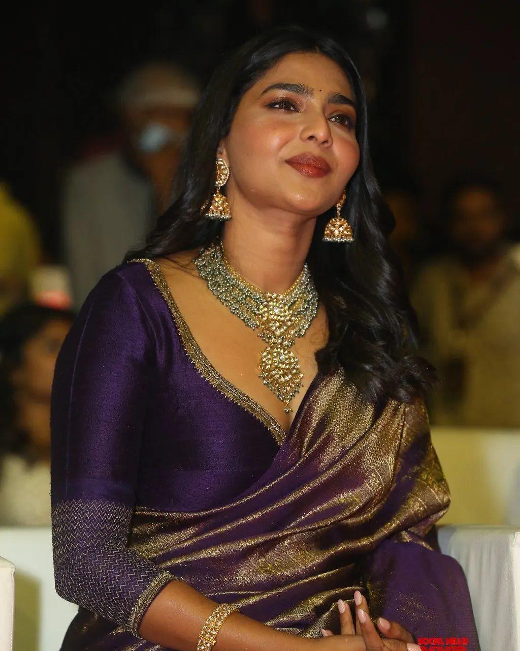 Beautiful and sexy photos | Aishwarya Lekshmi looking very hot in saree photos gallery