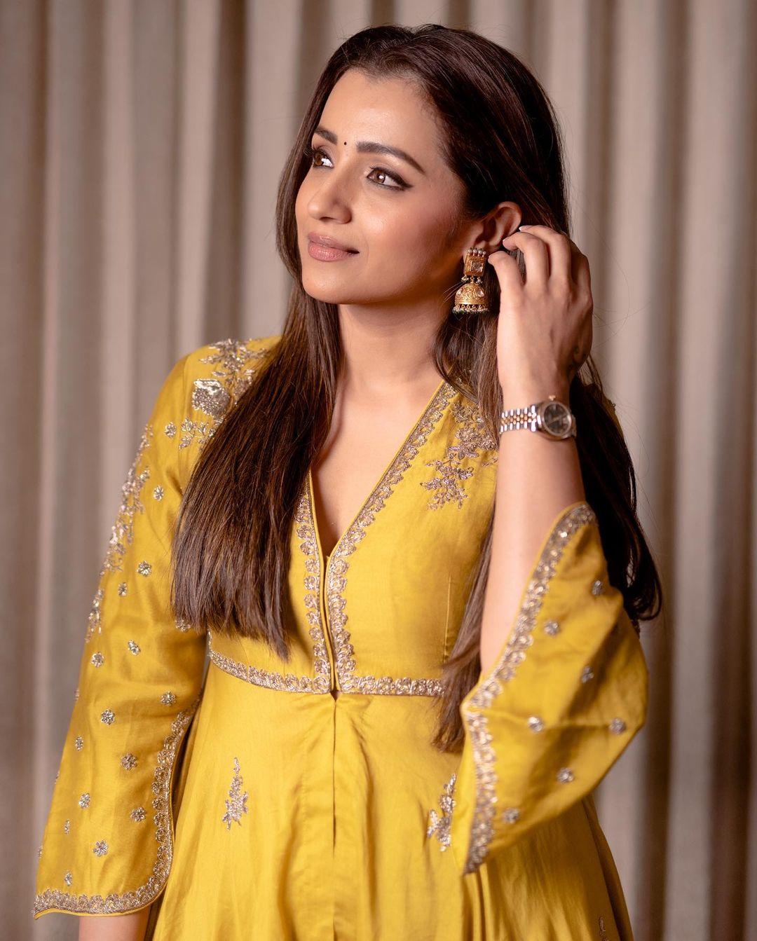 Beautiful and sexy stills | Trisha Krishnan looking very gorgeous in yellow dress