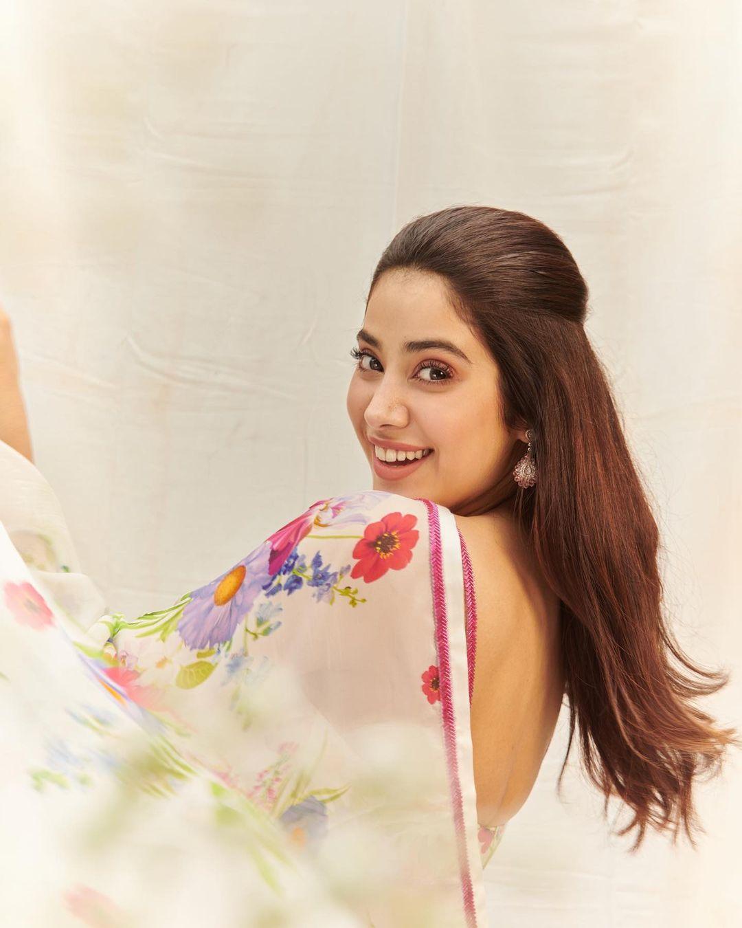 Bollywood actress sexy saree photos | Janhvi Kapoor in sleeveless and backless blouse hot and sexy photoshoot