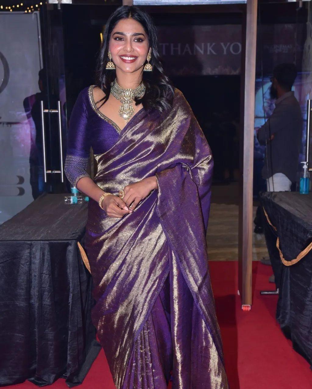 Cute and sexy photos| Aishwarya Lekshmi looking very hot in saree photos gallery