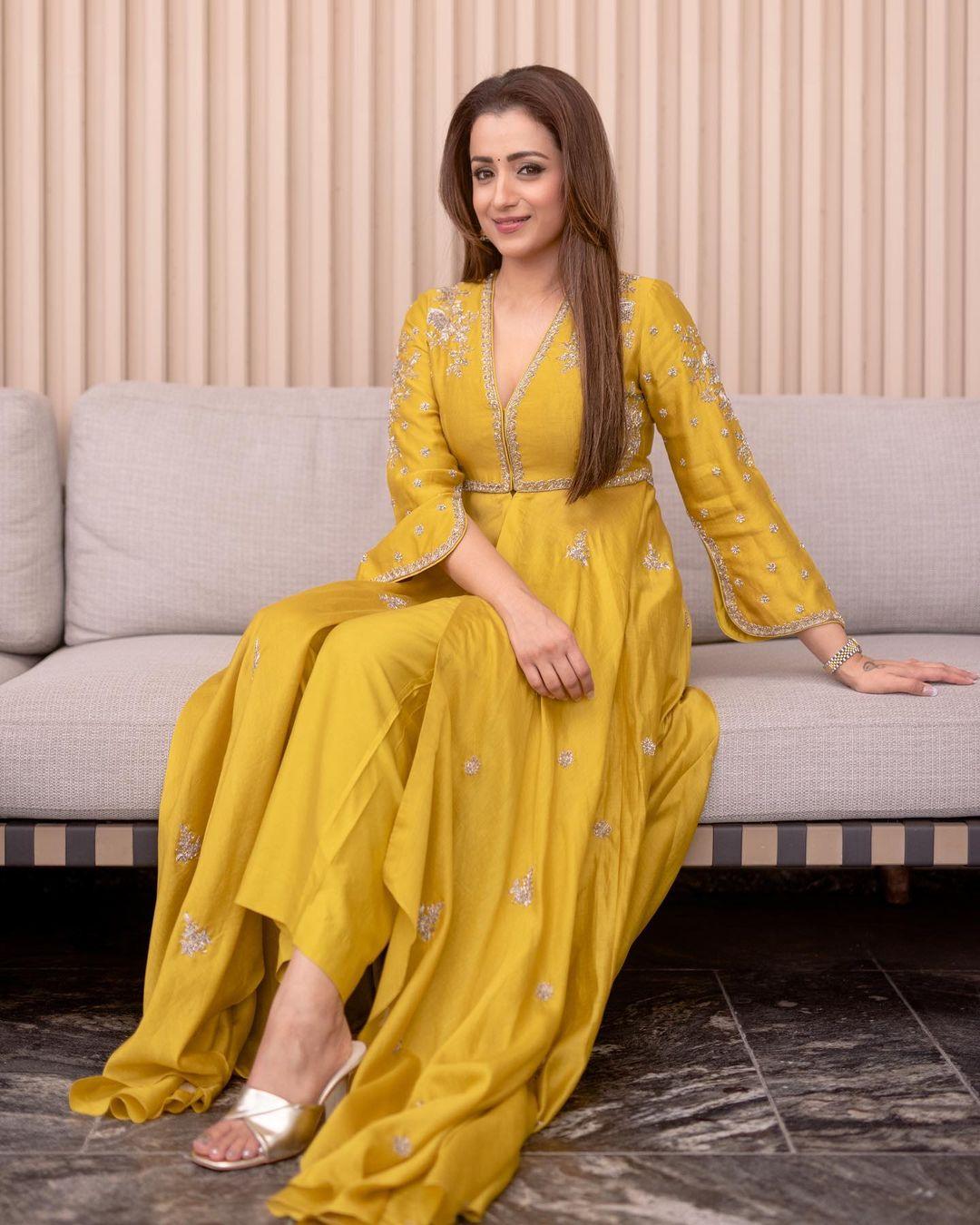 Cute and spicy photos gallery | Trisha Krishnan looking very gorgeous in yellow dress