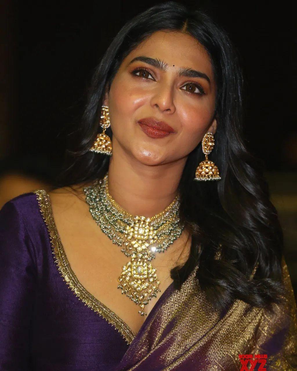 Exclusive cute stills| Aishwarya Lekshmi looking very hot in saree photos gallery