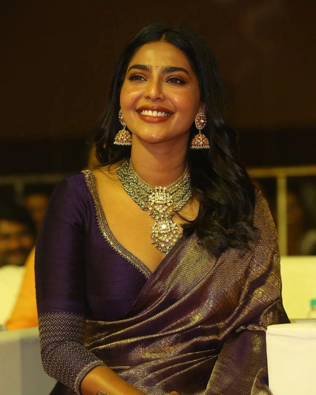 Exclusive very hot photos gallery | Aishwarya Lekshmi looking very hot in saree photos gallery