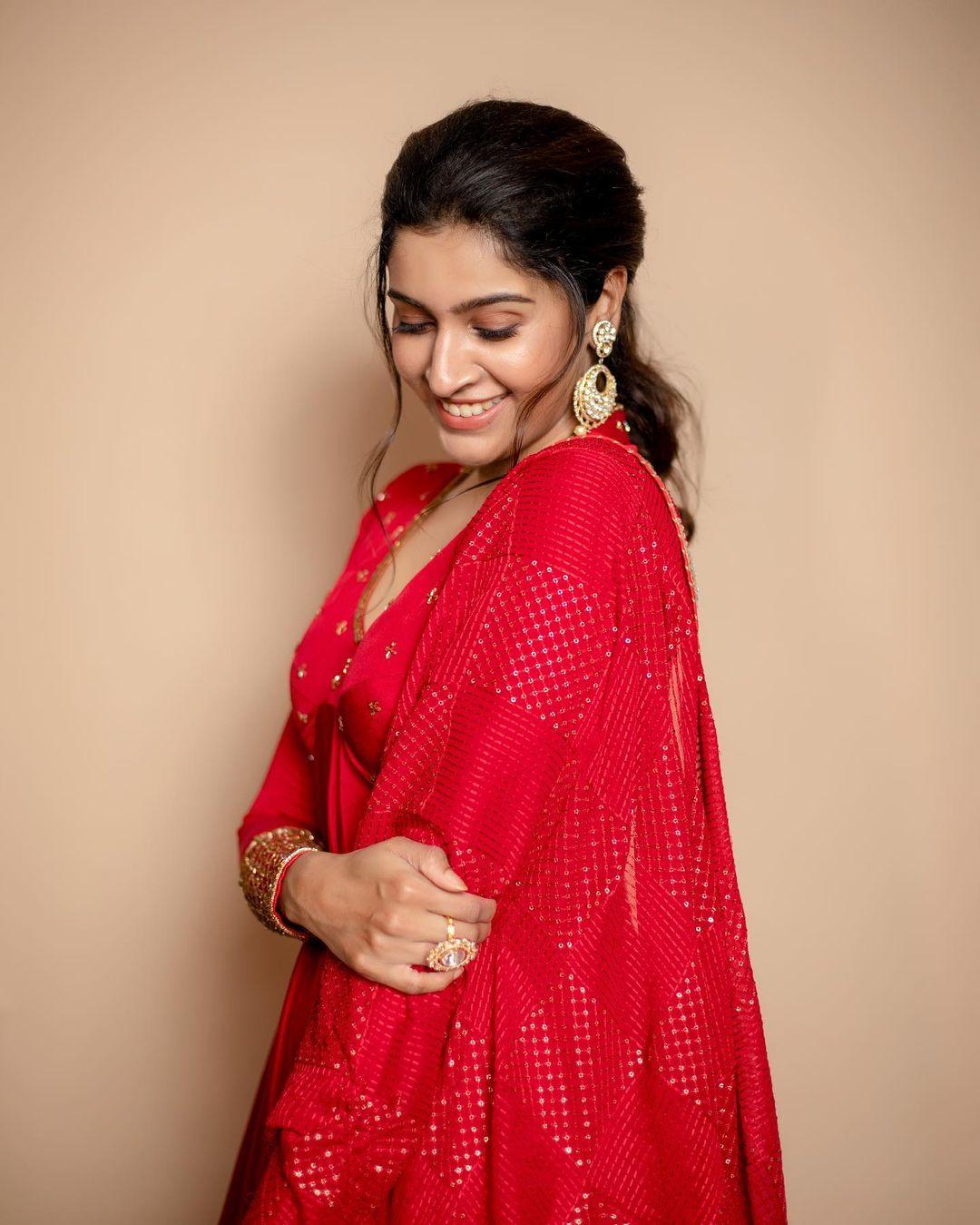 Exclusive very sexy photos | Tanya Ravichandran in red churidhar looking very glamorous and cute picture