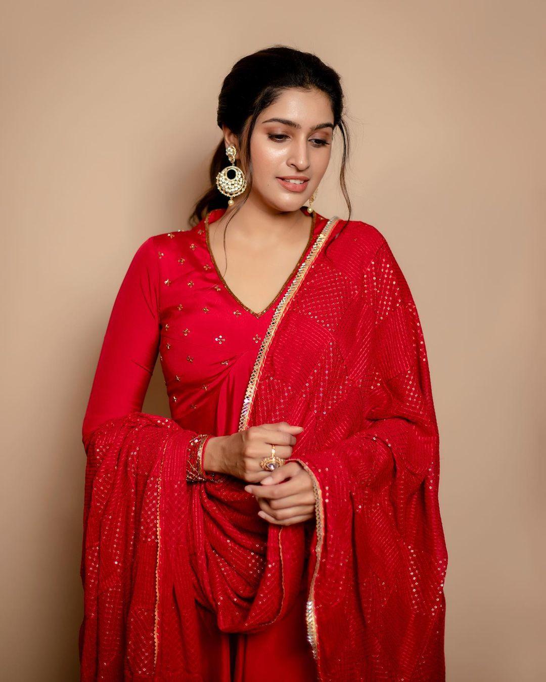 Glamorous and sexy photos | Tanya Ravichandran in red churidhar looking very glamorous and cute picture
