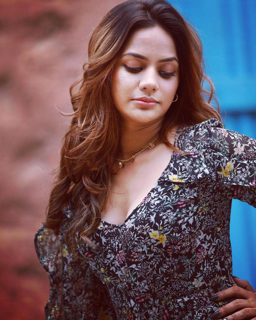 Beautiful and cute picture | Aishwarya Dutta looking very Glamorous and cute picture