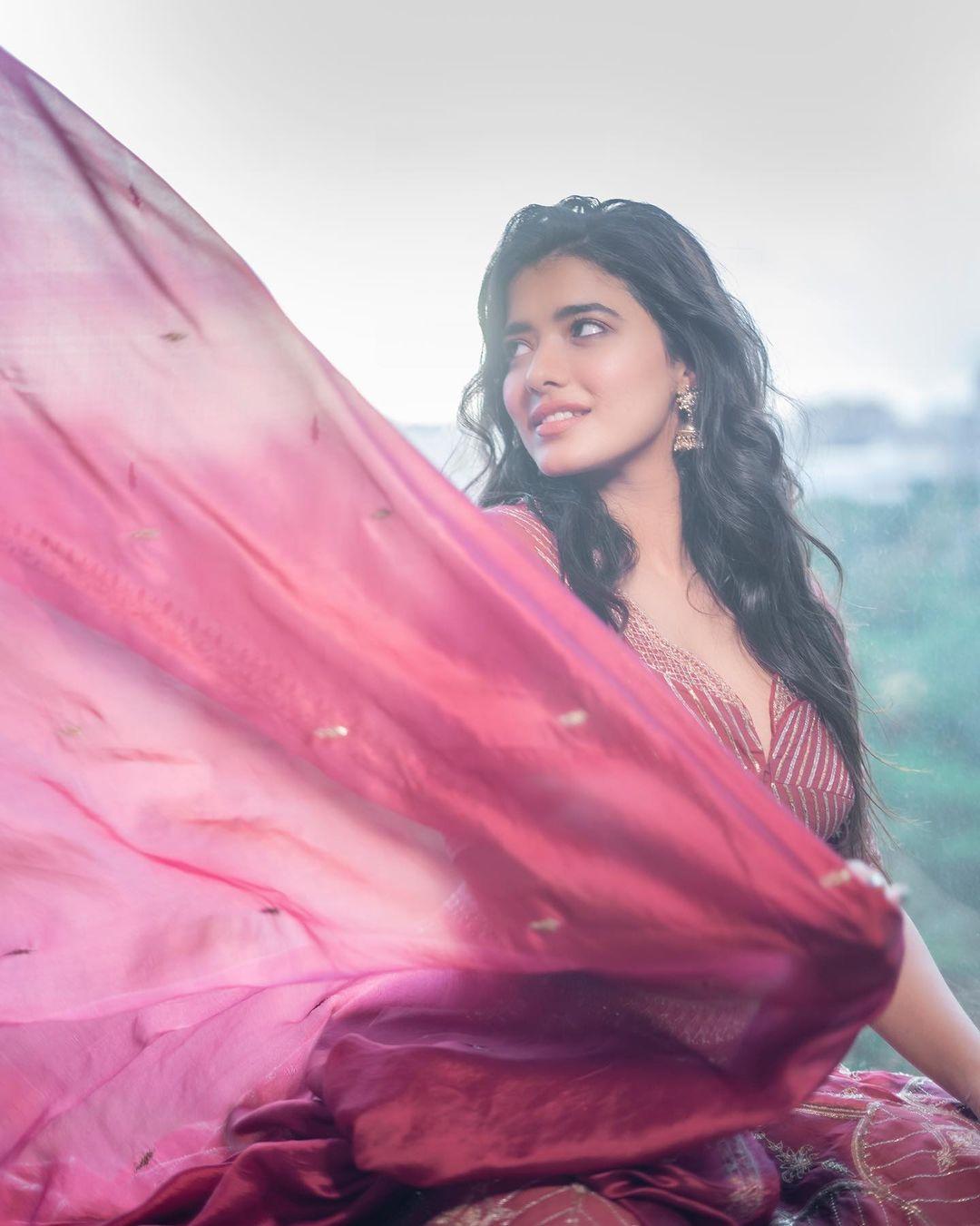 Beautiful and cute stills | Ketika Sharma exposing very glamorous and sexy photoshoot
