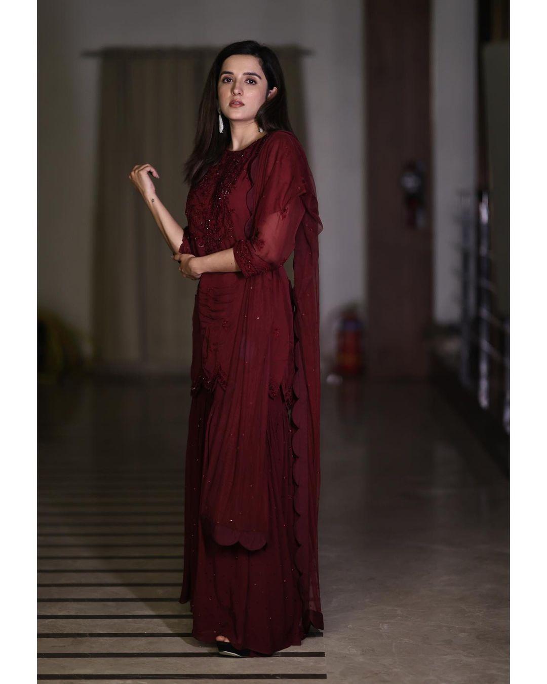 Bollywood actress hot photos | Shirley Setia looking very glorious in red dress
