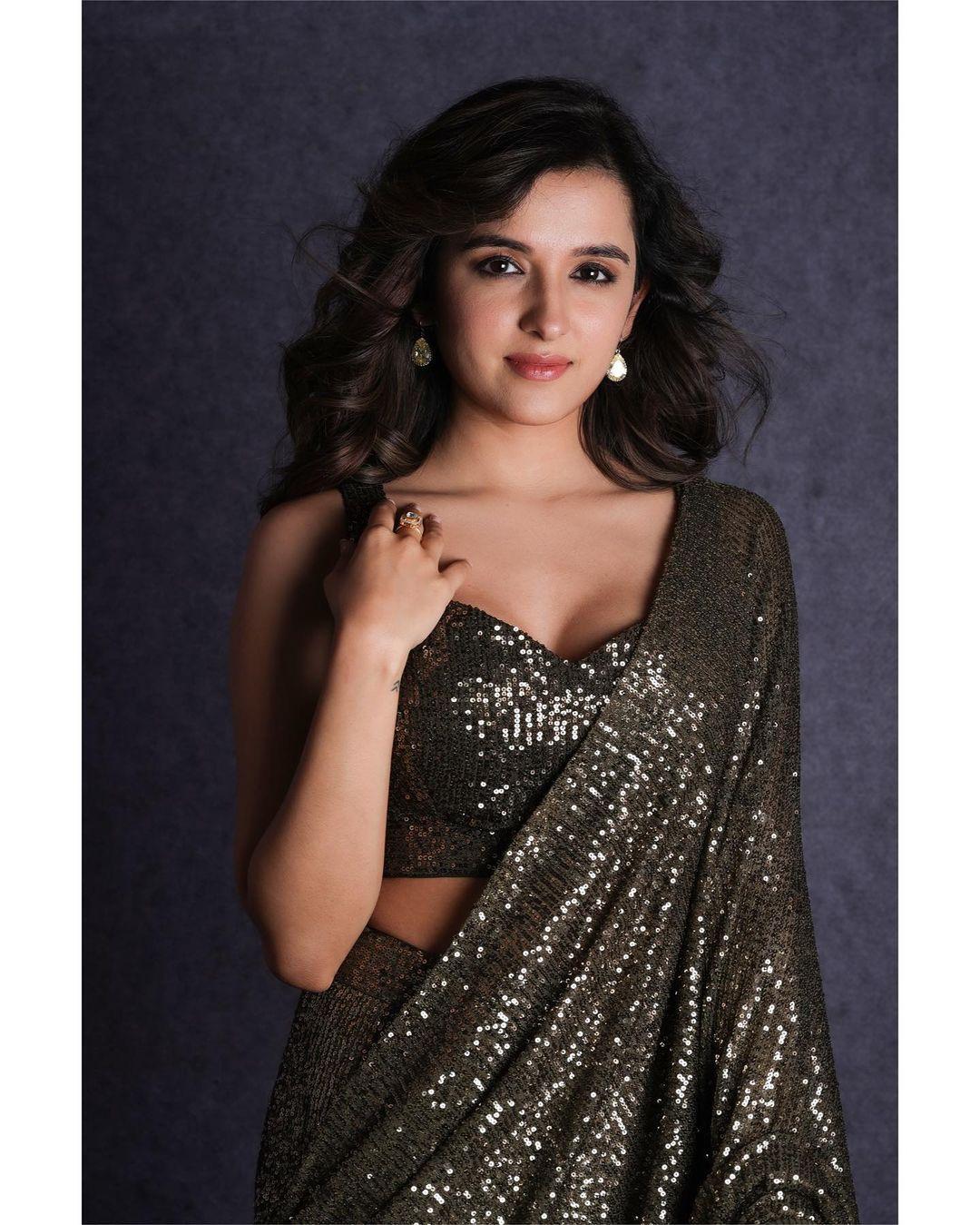 Exposing hot photos gallery | Shirley Setia sleeveless blouse and cute saree photos