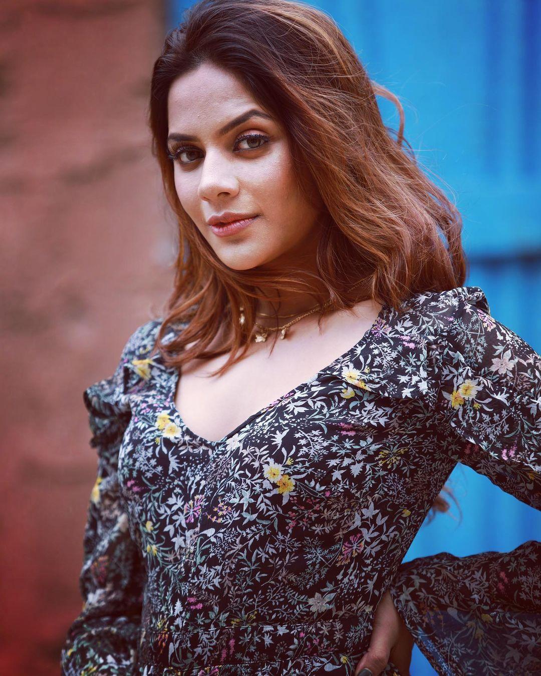 Glamorous and cute stills | Aishwarya Dutta looking very Glamorous and cute picture
