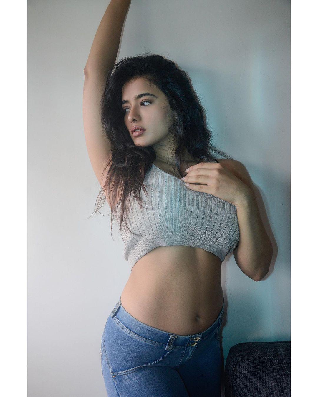 Glamorous and cute stills | Ketika Sharma exposing very sexy and cute picture