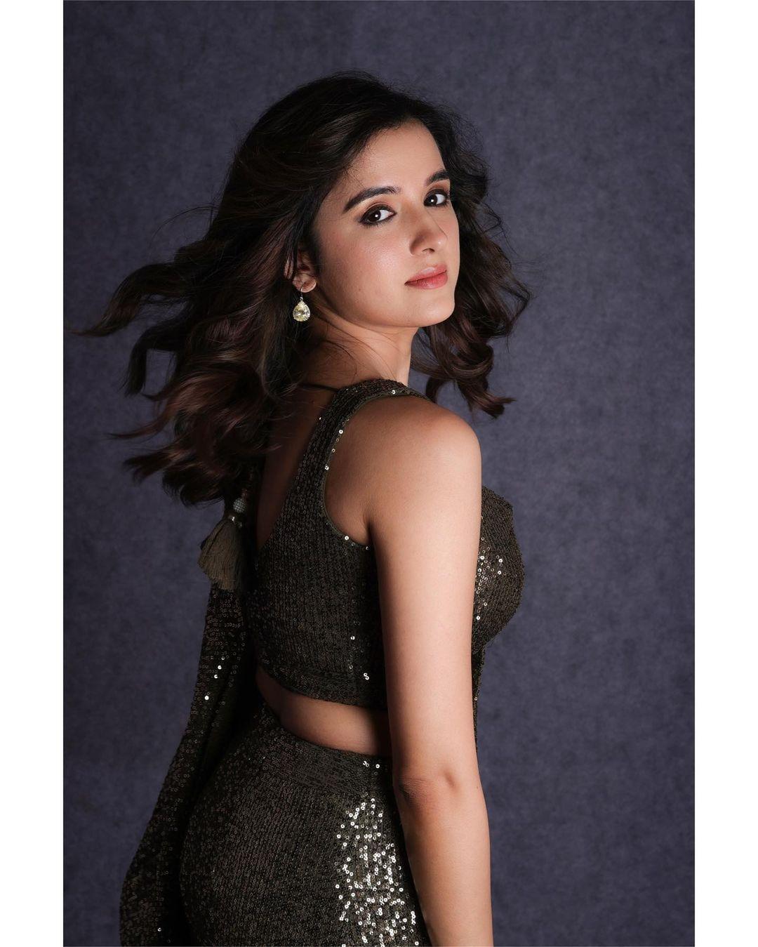 Latest hot and sexy photoshoot | Shirley Setia sleeveless blouse and cute saree photos