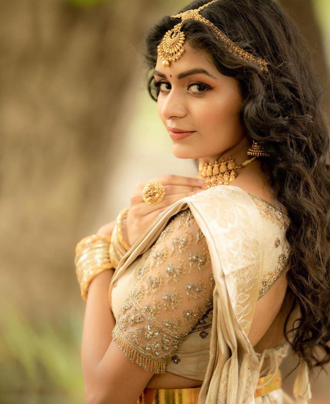 Beautiful and sexy photos | Aditi Shankar in Kasavu Saree very glamorous and cute stills