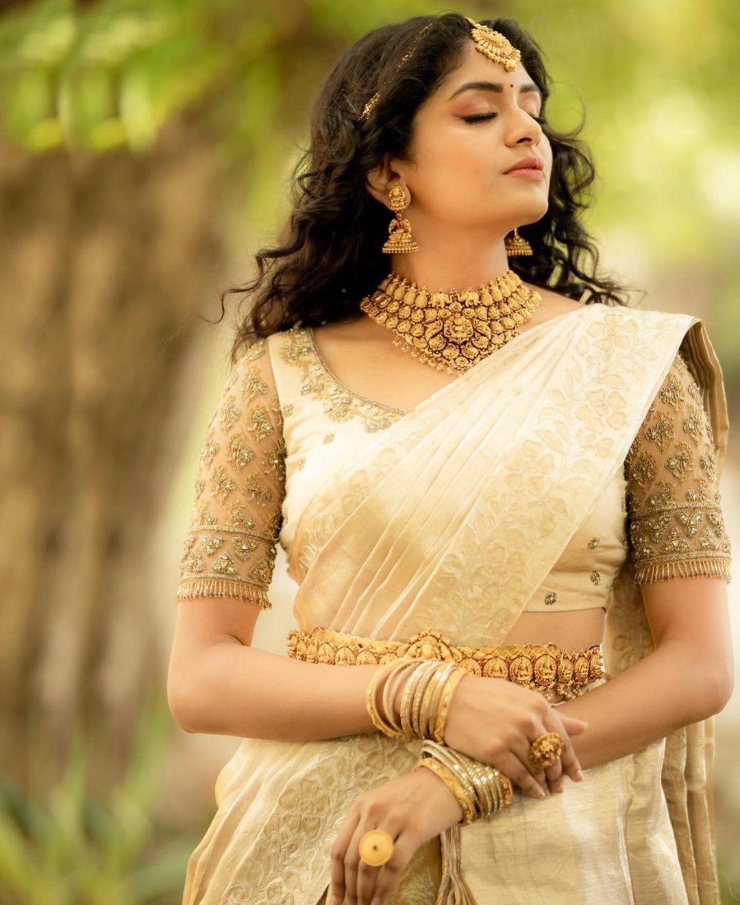 Beautiful and sexy photoshoot | Aditi Shankar in Kasavu Saree very glamorous and cute stills