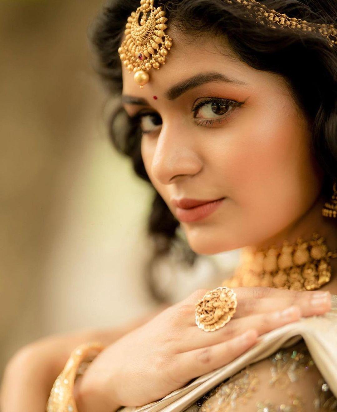 Glamorous and sexy photoshoot | Aditi Shankar in Kasavu Saree very glamorous and cute stills