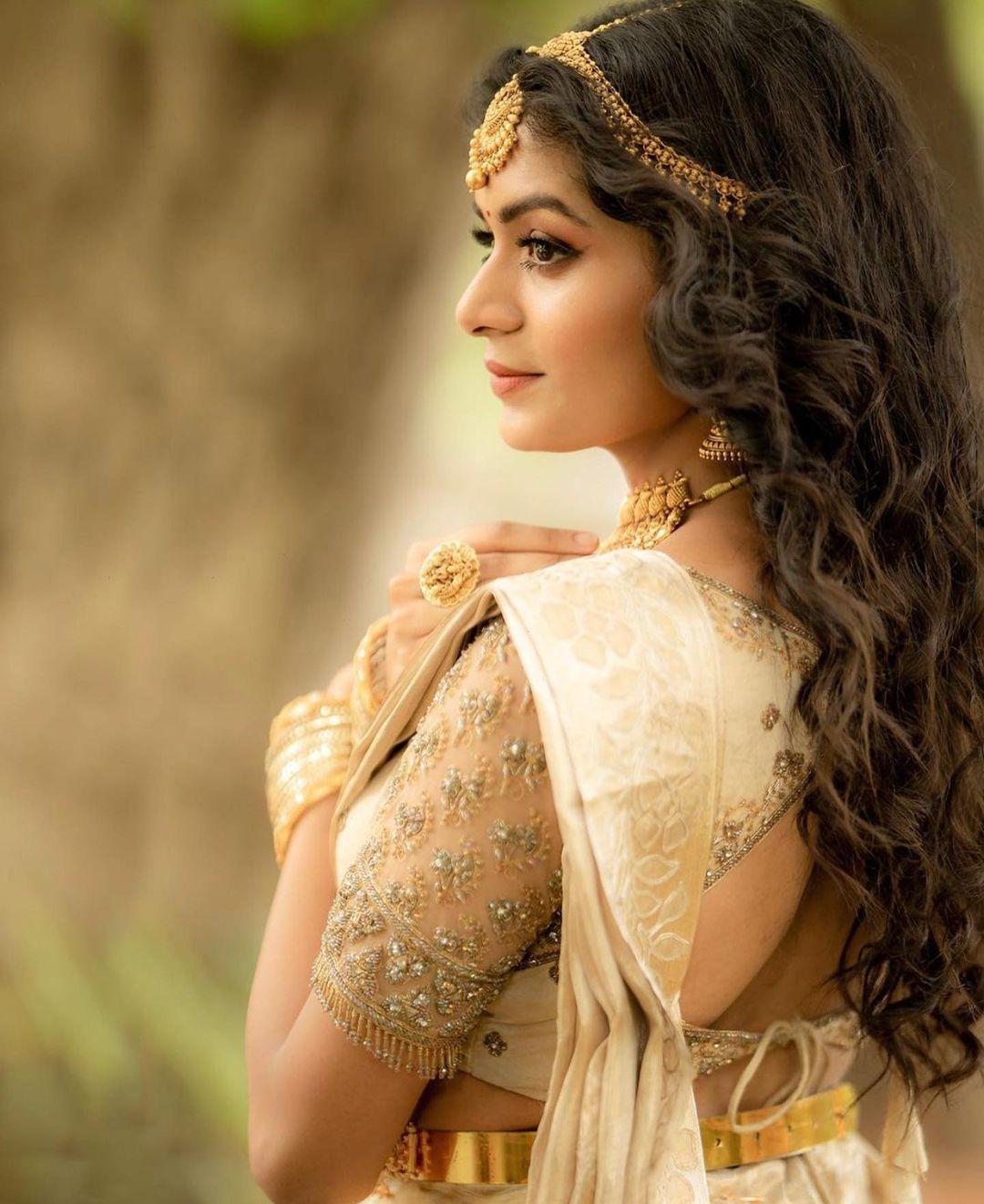 Glamorous exclusive hot photos gallery | Aditi Shankar in Kasavu Saree very glamorous and cute stills