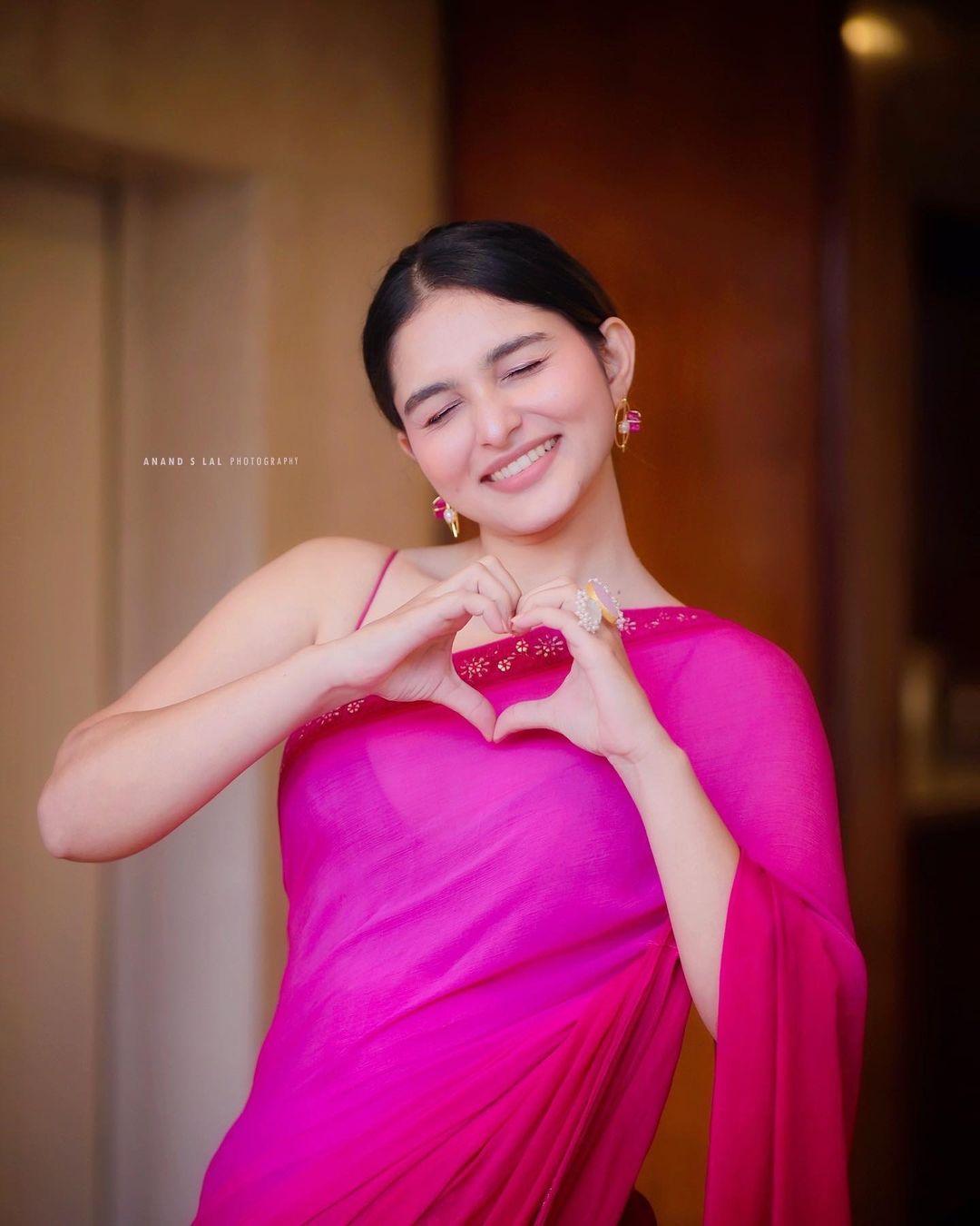 Glamours and sexy photos | Kayadu lohar in sleeveless blouse and rose saree hot photos