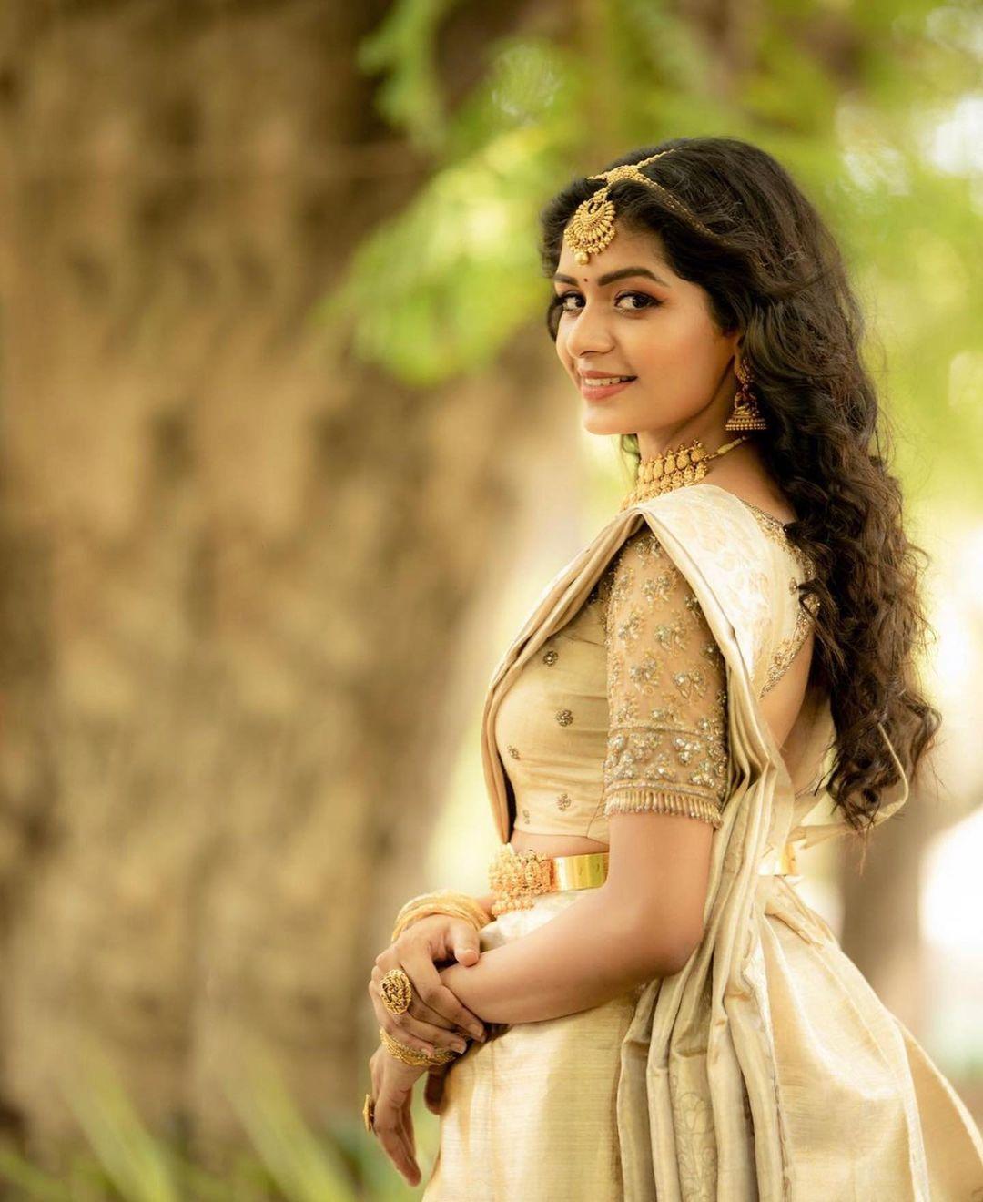Kerala Kasavu Saree hot photos | Aditi Shankar in Kasavu Saree very glamorous and cute stills