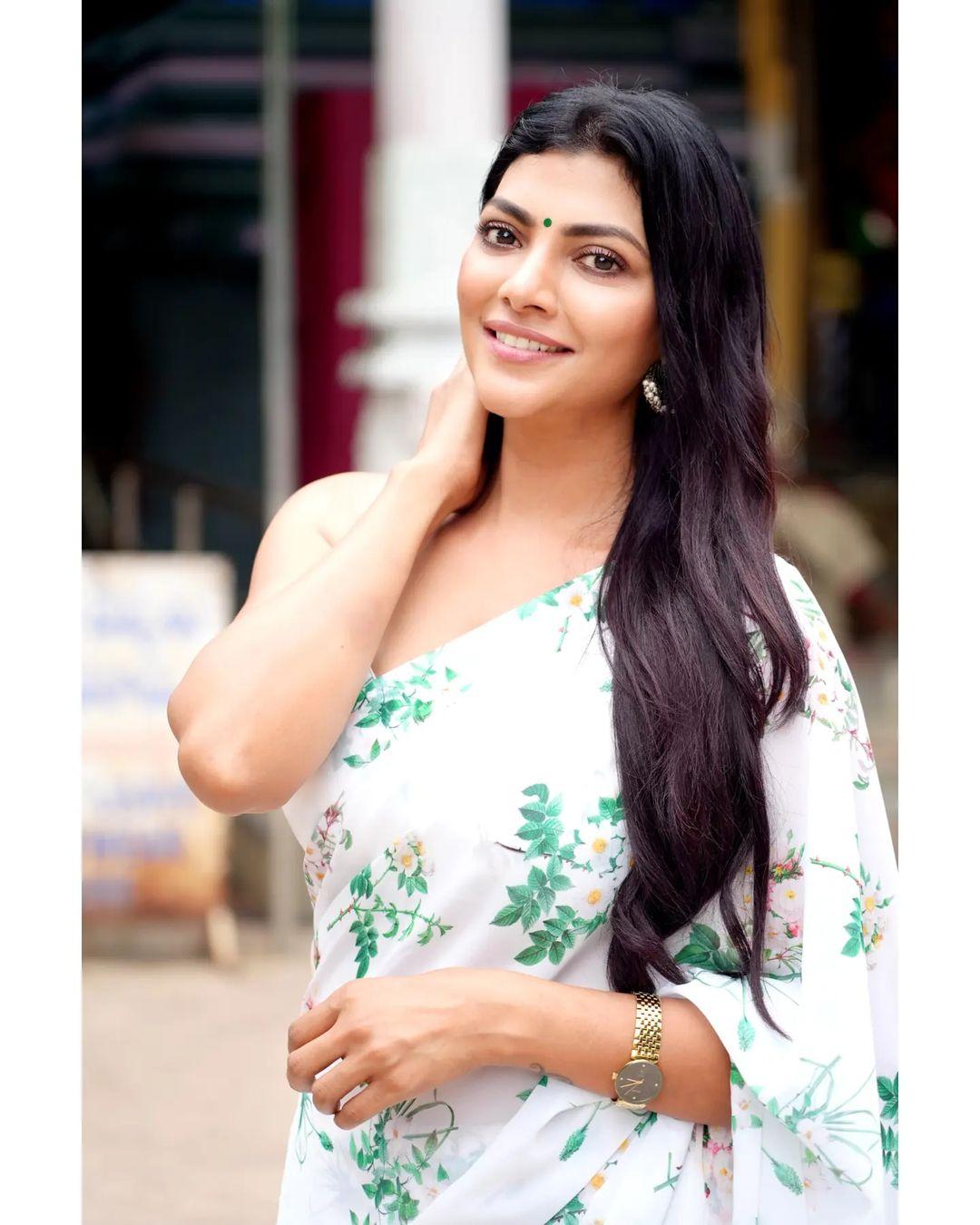 Latest hot and spicy stills | lahari shari in saree looking very glamorous photos