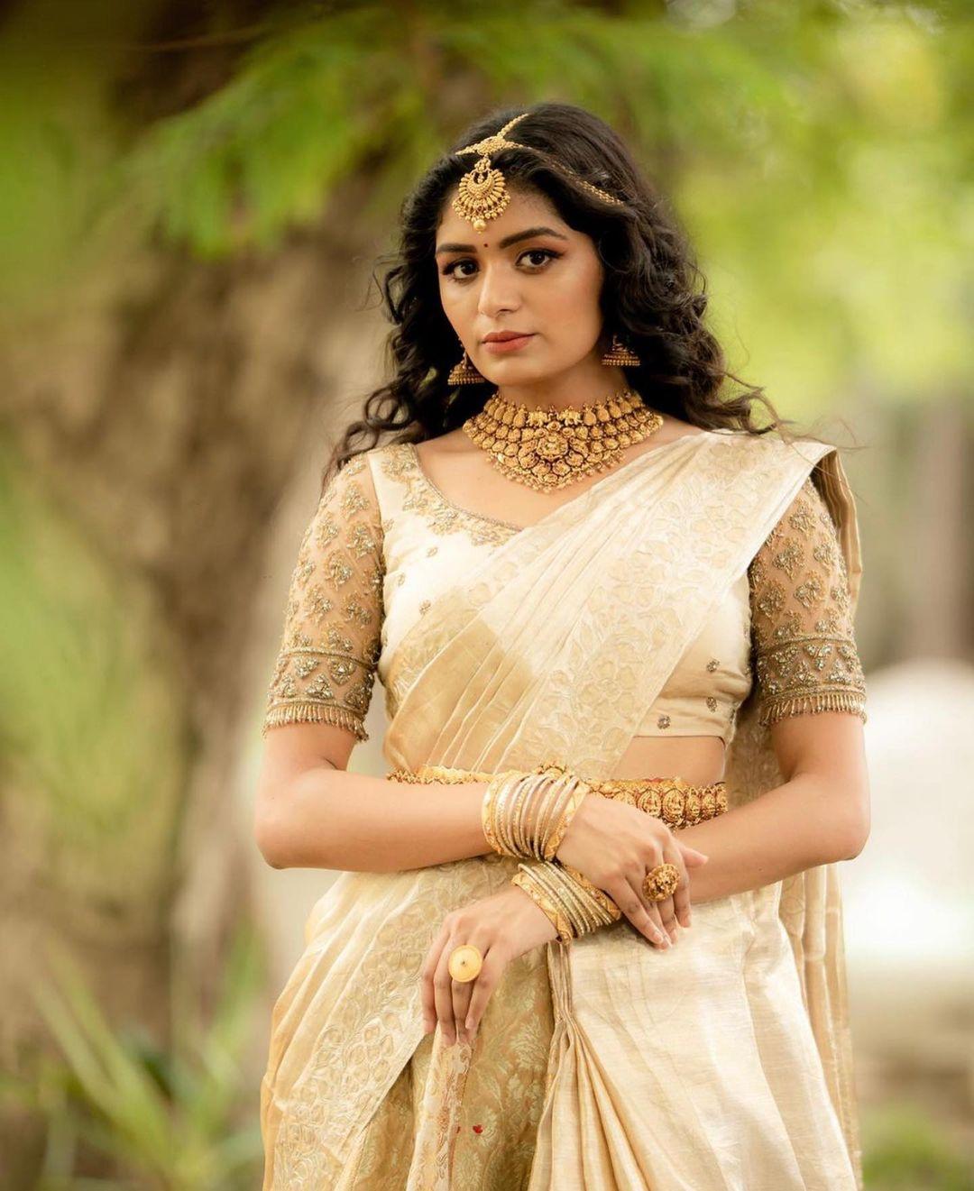 South Indian Actress hot photos | Aditi Shankar in Kasavu Saree very glamorous and cute stills
