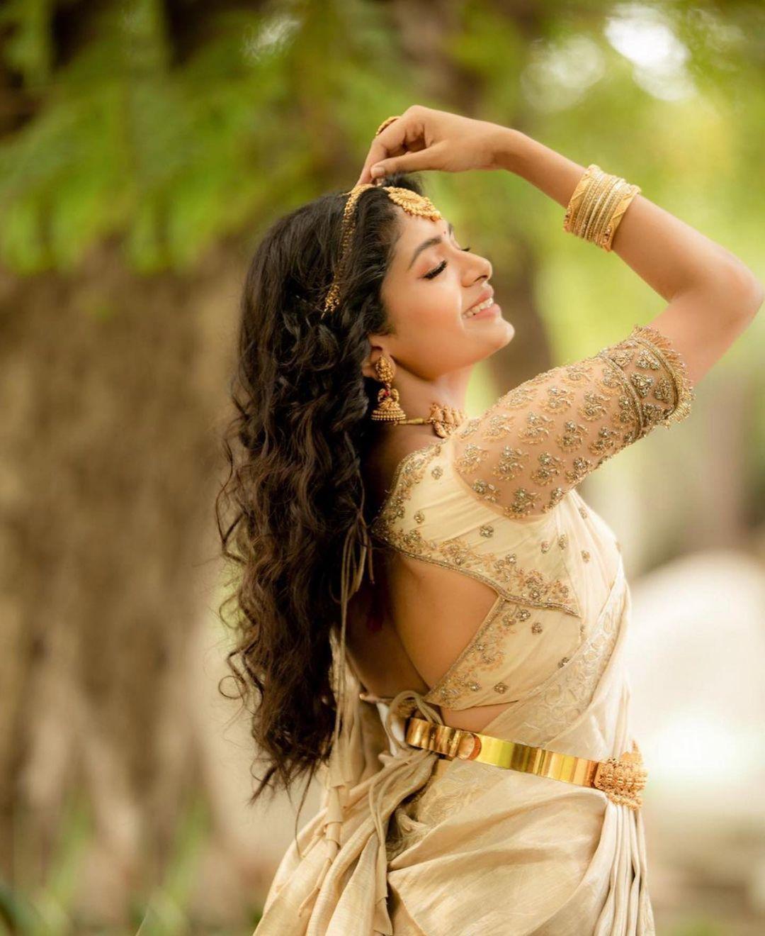 Tamil actress hot photos | Aditi Shankar in Kasavu Saree very glamorous and cute stills