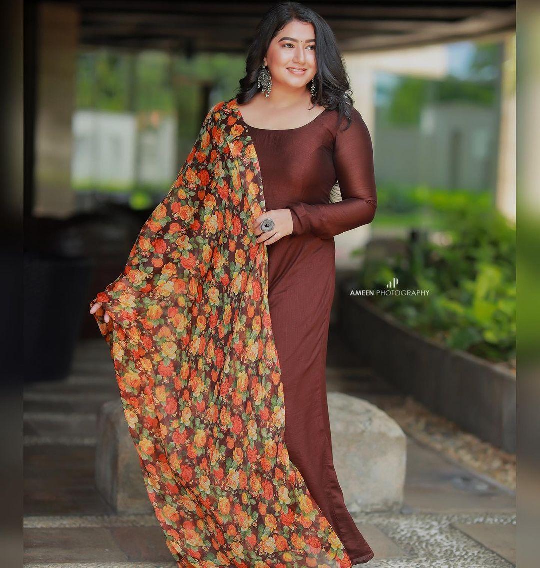Glamorous and cute stills | Grace Antony looking very attractive and cute stills